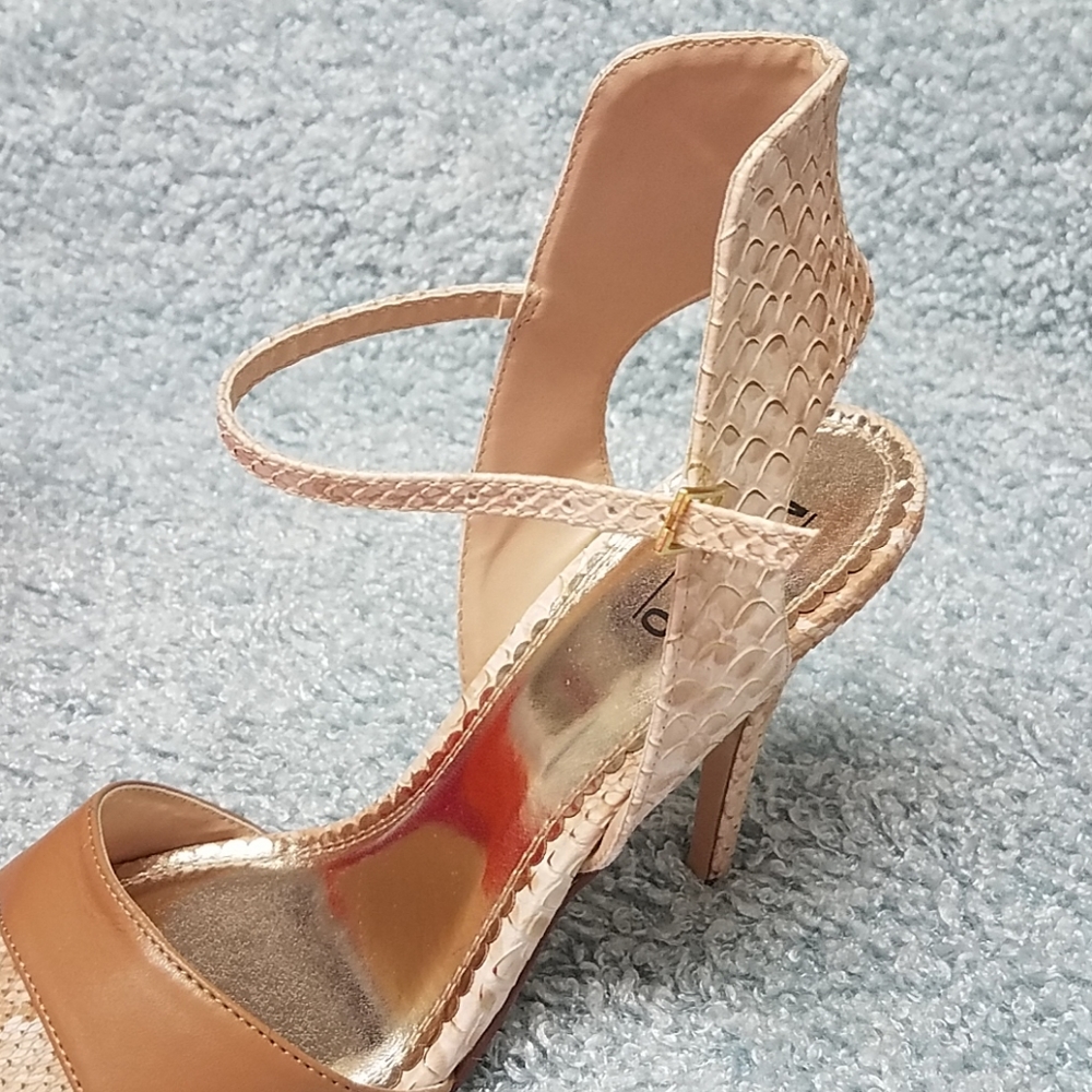 Beige and white high Heels - Picture 5 of 7